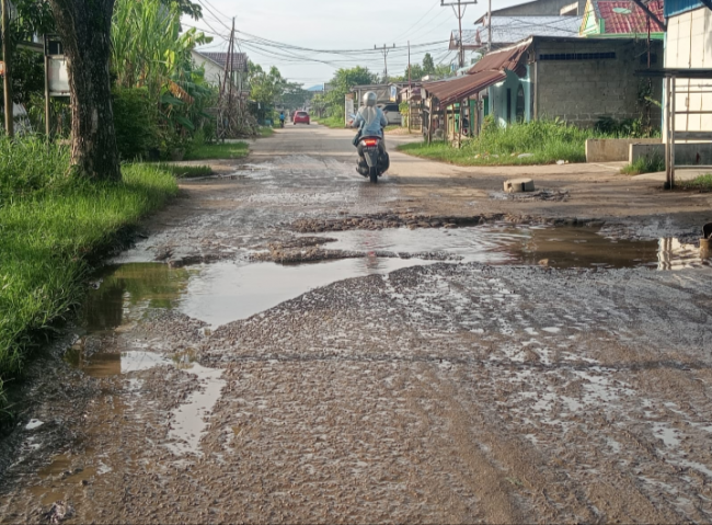 Bertahun-tahun Rusak Parah, Jalan Pekan Arba Tembilahan Sering Jadi Penyebab Kecelakaan