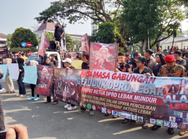 Ratusan Massa Kepung DPRD Lebak, Desak Usut Tuntas Kasus Dugaan Penculikan Aktivis Uun