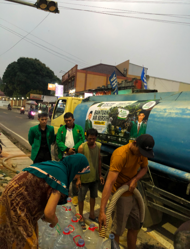 PPP Lebak Hadir di Tengah Kemarau, Warga Bintangresmi Terima Bantuan Air Bersih